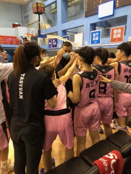 陽明張瑋竣(上中)與球員溝通無礙,領軍重返四強。大會提供
