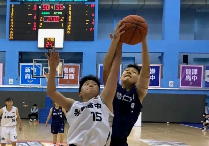 能仁黃筠婷(右)力扛永春鐘聆恩。大會提供