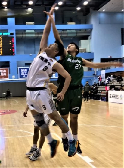 高師附宋禹叡（右）、振聲曾冠璘爭籃板球。大會提供
