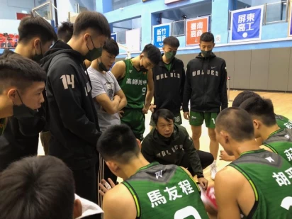 高師附教練黃安邦耳提面命。大會提供
