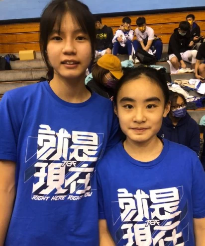 小港2菜鳥兩林家羽(右)三分球6投中5拿17分、潛力股中鋒郭美詩(左)。大會提供