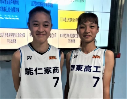 屏工168高二前鋒古鈺婷(右)生涯新高19分、與新交好友能仁許昕喬。大會提供