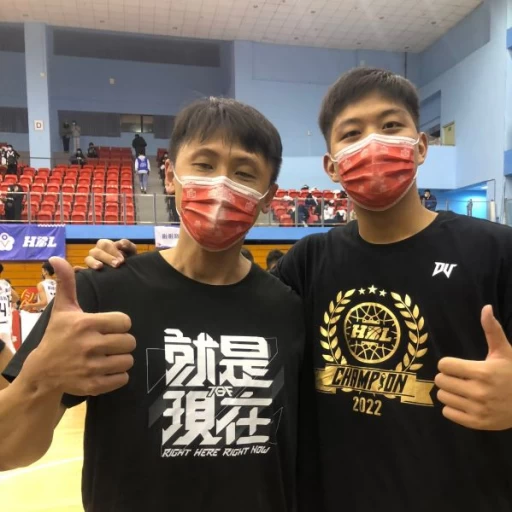 建中教練張學坤(左)與愛將新科籃板王、首冠關鍵人物郭嘉安。大會提供
