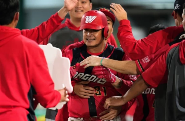 林智勝改披味全球衣首戰開轟寫歷史！味全龍提供