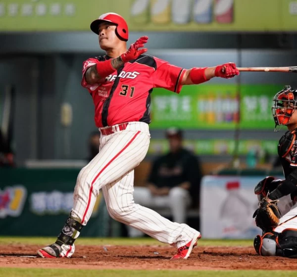 「大師兄」林智勝今年轉隊至味全龍,5局上扛出陽春砲。味全龍提供