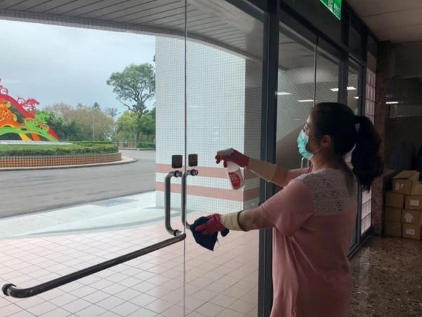 出入口把手加強清消毒。台中市運動局提供