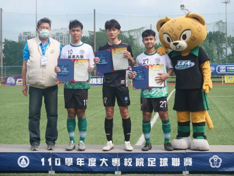 陳逸安(左三)以14球奪金靴獎。吳敏欣攝