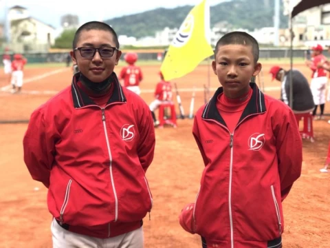 東山張丞毅、陳廷佑投捕開轟。大會提供