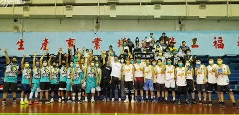 胡瓏貿、布銳克曼與隊員合影。高雄全家海神隊提供