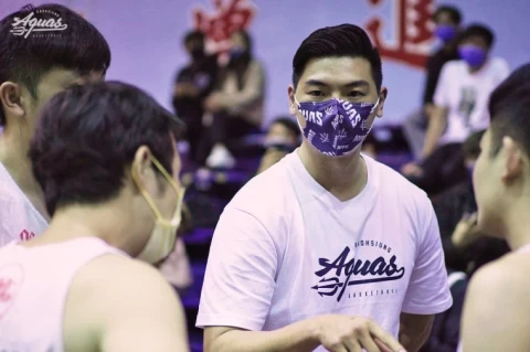 胡瓏貿獻出客座教練初體驗。高雄全家海神隊提供