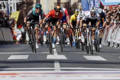 在激烈的決勝衝刺當中，終點線上的主將以半個車身的差距勝出。Sprint Cycling提供