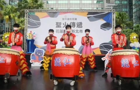 111年全中運聖火傳遞到新北市民廣場,邀請「雄獅戰鼓」能仁家商醒獅團為活動熱鬧開場。花蓮縣政府提供