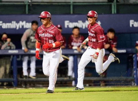 陳晨威跑壘追上邱丹。Rakuten Monkeys球團提供