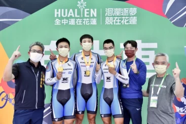 運動局長李昱叡親頒競速賽團體金牌得主大甲高中。台中運動局提供