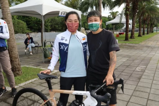 邱聖芯(左)最感激「阿母」周佩霓的拔刀相助。Bryton提供