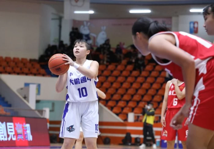 ，大倫彭郁婷12分、11籃板「雙十」。大會提供