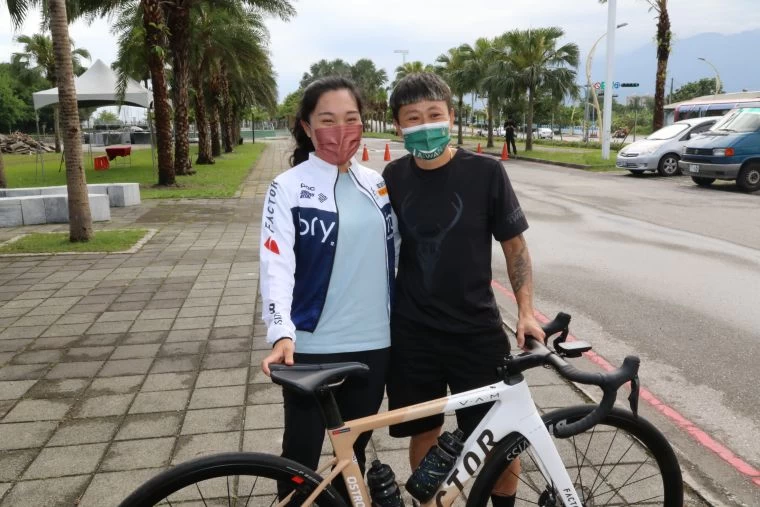 邱聖芯(左)感激「阿母」周佩霓的支持。Bryton提供