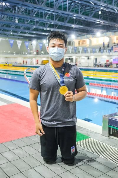 東京帕運國手陳亮達肢障男子100M仰式金牌。( 大會提供)