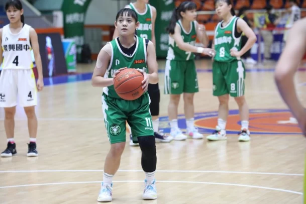 陽明何采琪15分、14籃板「雙十」。大會提供