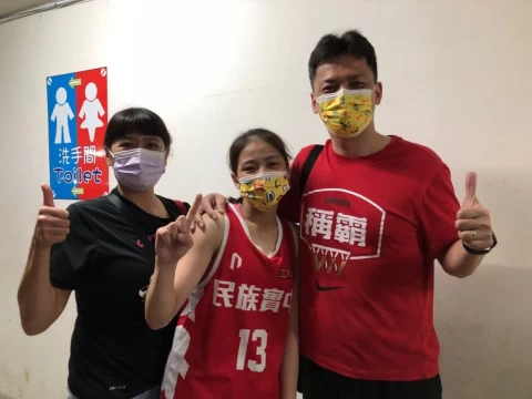 國手老媽楊淑治、教練老爸葉安展全程加持射手女兒葉侑璇。大會提供