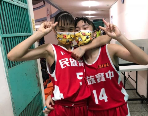 新科冠軍賽MVP潘陳家姍(左)與周思璇。大會提供