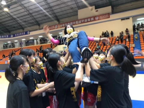 民族球員把二連霸教練許秀勉拋在空中。大會提供