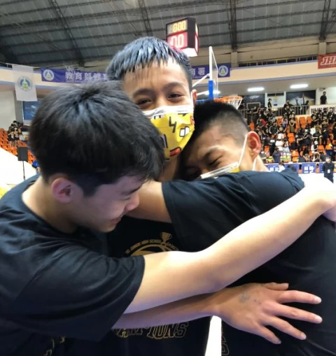 蔡昇峰(右)、國二未來「一哥」周佑承(中)相擁有傳承味道。大會提供