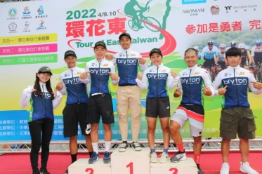 bryton racing team的車衣都來自於設計師Sharon(左1)之手。bryton提供