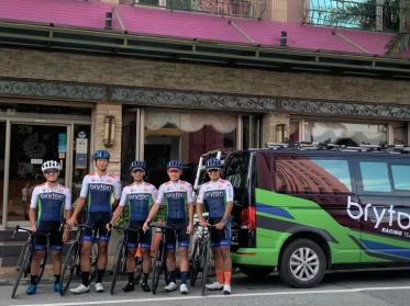 bryton racing team的車衣和隊車都有整體的設計，非常搶眼好認。bryton提供