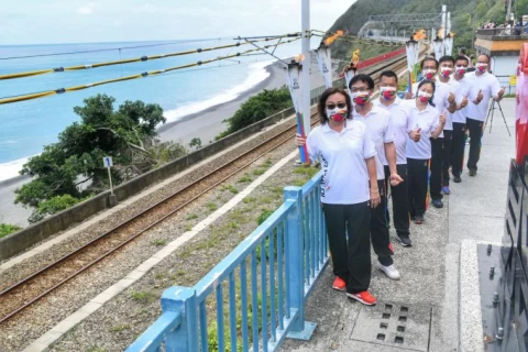 全中運聖火傳遞台東知名景點多良車站。花蓮縣政府提供