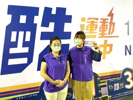 在泳游池畔服務的林琬穎(左),有超過10年的手語翻譯經驗。(大會提供)
