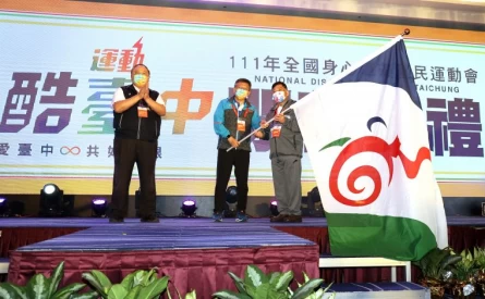 會旗交接(左起臺中市副市長陳子敬、體育署副署長林哲宏、南投縣副縣長陳正昇)(大會提供)
