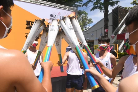 東海國中田徑隊組成的聖火隊伍,展開台東縣聖火傳遞。花蓮縣政府提供