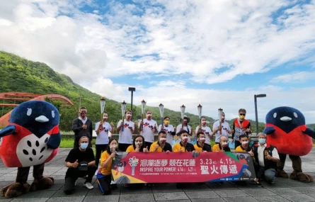 豐濱鄉長江莉婷帶領鄉公所及民眾火炬手迎接全中運聖火。花蓮縣政府提供