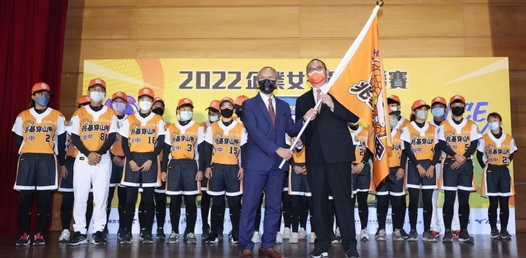 台體大校長許光麃(左)、董事長李建成。(中華壘球協會提供)