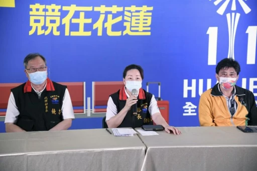 因應新冠肺炎疫情持續擴大,花蓮縣長徐榛蔚(中)晚間召開記者會,宣布全中運延期舉。花蓮縣政府提供