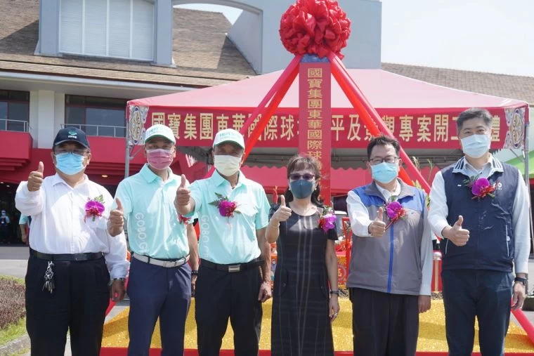 東華球場再進化動土儀式長官合照(左起)國寶集團經理鄭明軒丶東華球場總經理陳志忠丶國寶集團育樂事業群顧問陳志明丶國寶集團育樂事業群營運長湯順甄丶瑞助營造工程長楊永成丶瑞助營造副總經理陶博威。大會提供