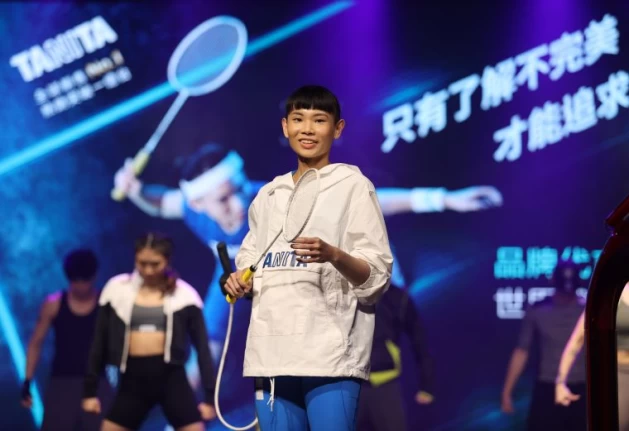 小戴在記者會中與模特兒共同進行了一段時尚舞蹈秀。李天助攝