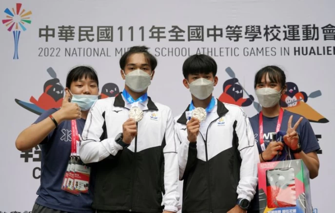 花蓮體中選手李郡霖(右2)、芦宏昌(左2)搭檔,挑戰高男組1000公尺雙人C艇項目。蔡宗憲攝