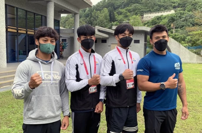 賽後教練陳子信(右起)、選手芦宏昌、李郡霖及教練余浩俊合影。蔡宗憲攝