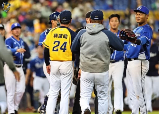 江坤宇單場2次觸身球,造成板凳清空。中信兄弟提供