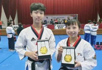 北市龍山國中選手陳孝澤、林暐庭攜手囊括個人、雙人、團體賽三金殊榮。花蓮縣政府提