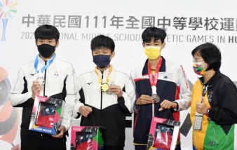 花蓮高中楊凱崴(左2)、巫蘇宇恩(左1)全中運滑輪溜冰奪金銀,巫蘇宇恩創大會紀錄。蔡宗憲攝