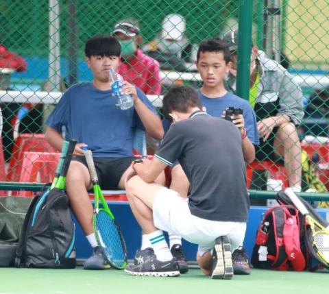 徐聖崴(右)、周成翰(左)拿下雙打勝利,替至善國中在國男團體四強賽保住一線生機。四維體育推廣教育基金會提供