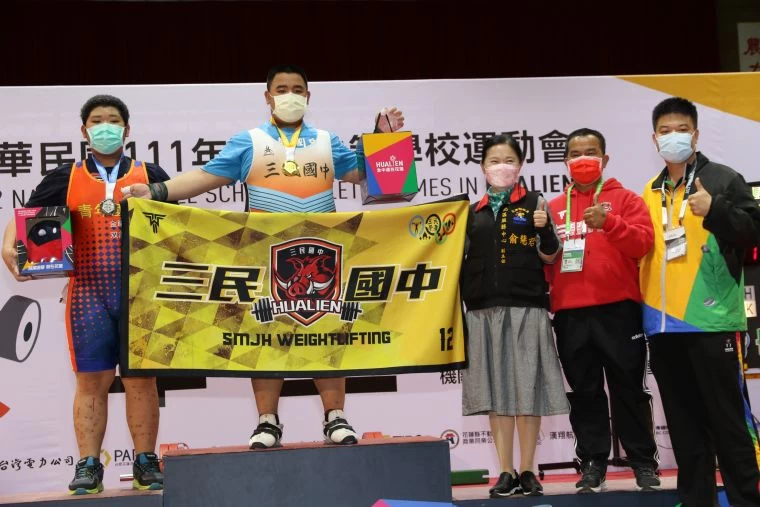 三民國中超級力士柯冠廷(左2)勇奪身涯全中運首面金牌,校長林國源(右1)全程陪伴。蔡宗憲攝
