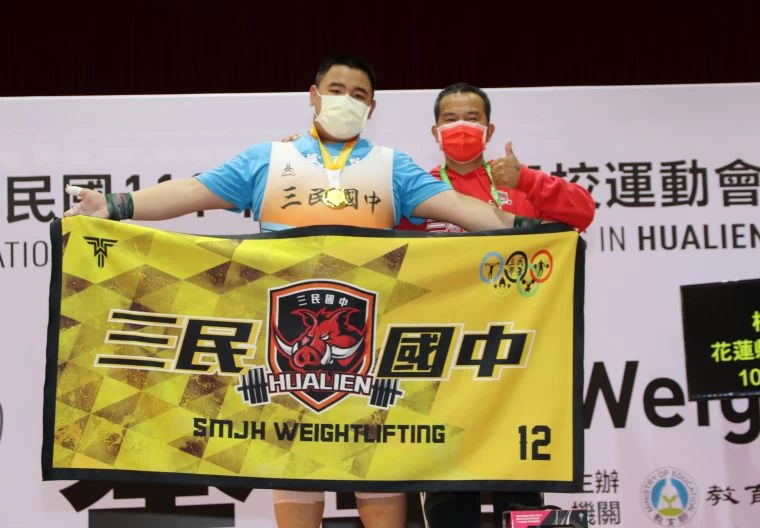 柯冠廷舉重生涯第2年即勇奪全中運金牌，他很感謝教練詹依燃（右）的指導。蔡宗憲攝