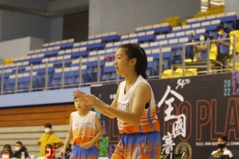 網溪國小劉庭瑋在大會同意下,隨隊參加男子組比賽。姚瑞宸攝