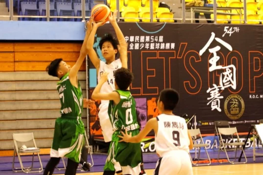 東興國小中鋒陳昕寬(中)身材高人一等。姚瑞宸攝