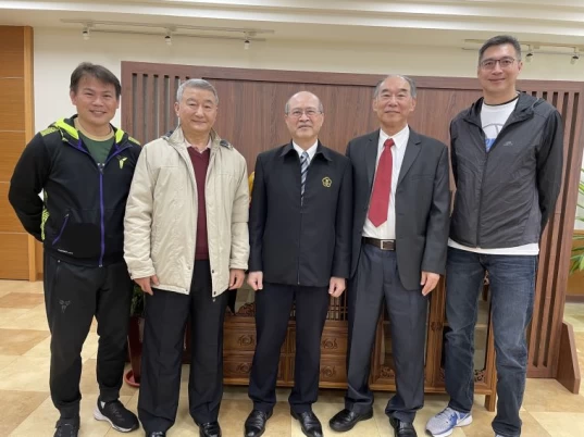 佛光大學校長何卓飛(中)及體育室主任周俊三(左)歡迎台灣籃球名人堂協會的馮同瑜(左二)、王信良(右二)及講師邱宗志。籃球名人堂提供