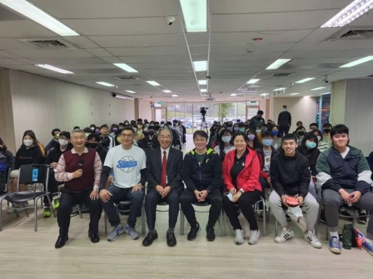 老國手邱宗志(左二)在佛光大學講座後,和大會人員及學生合影。台灣籃球名人堂提供